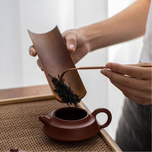 Lade das Bild in den Galerie-Viewer, Bambus Tea Tool - Set &#39;Zhuzi&#39;, 3-teilig: Präsentationsschale, Zange und Löffel

