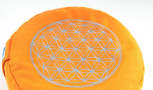 Lade das Bild in den Galerie-Viewer, Blume des Lebens Meditationskissen orange mit Buchweizen gefüllt 30 x 15 cm
