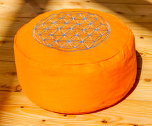Lade das Bild in den Galerie-Viewer, Blume des Lebens Meditationskissen orange mit Buchweizen gefüllt 30 x 15 cm
