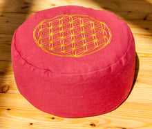 Lade das Bild in den Galerie-Viewer, Blume des Lebens Meditationskissen rot mit Buchweizen gefüllt 30 x 15 cm
