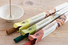Lade das Bild in den Galerie-Viewer, Räucherstäbchen 35 Stück Shoyeido Overtones Incense Sticks Rauchstäbchen aus Japan aus Natürlichen Stoffen Raucharm Low Smoke - SHUAIVIBES
